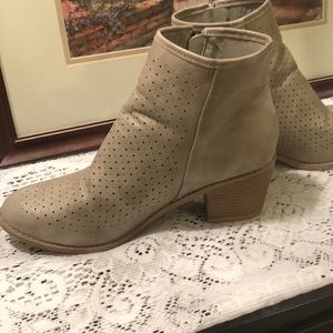 Gently used size 9 gray ankle boots